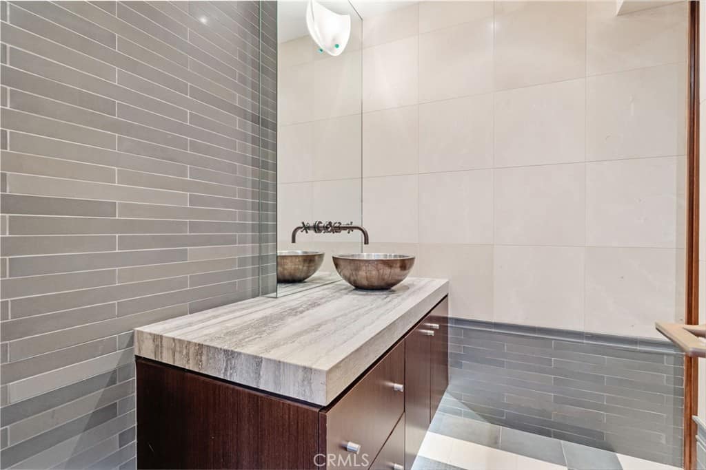 2826 The Strand Hermosa Beach CA 90254