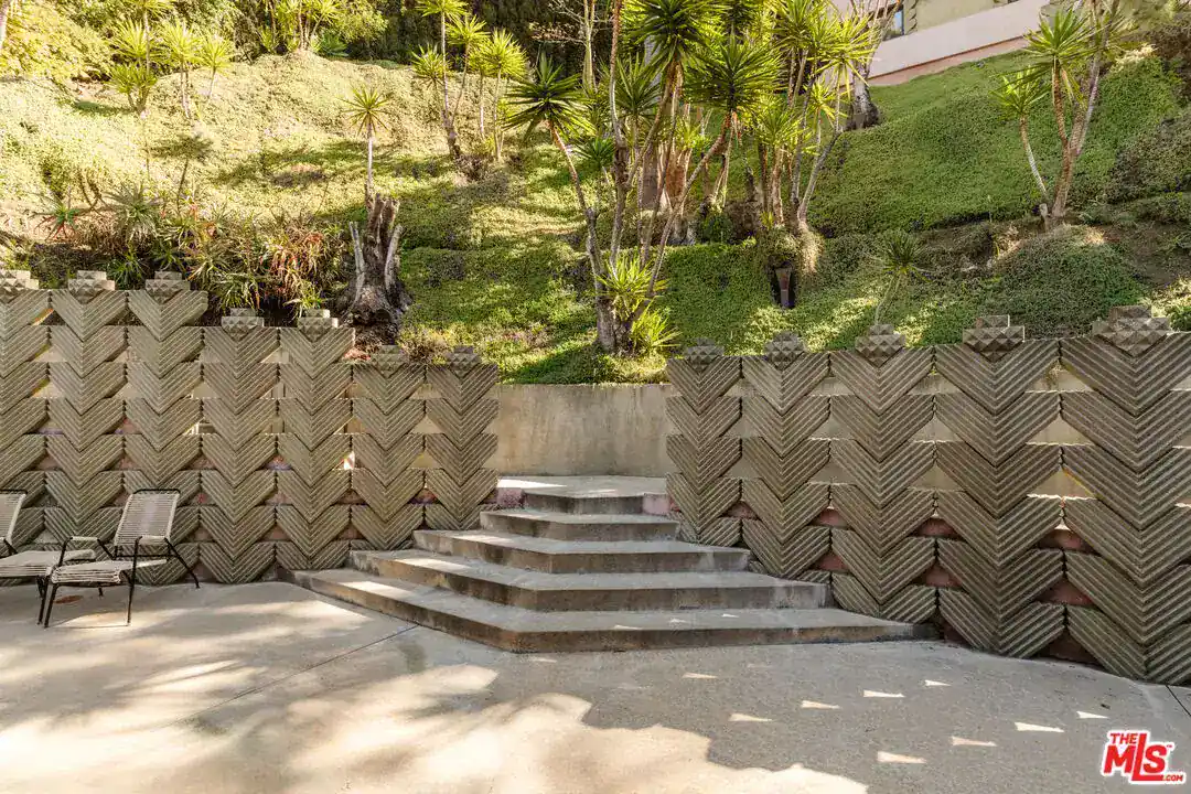 7017 Senalda Road Los Angeles CA 90068