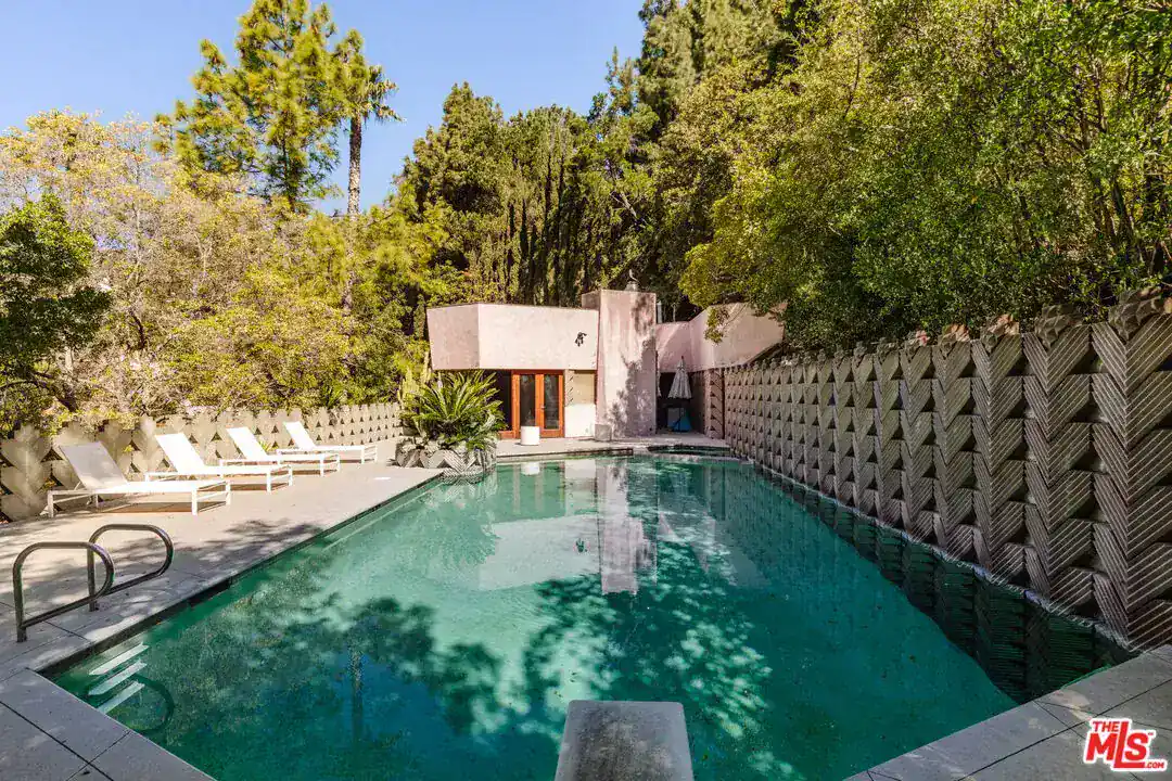 7017 Senalda Road Los Angeles CA 90068
