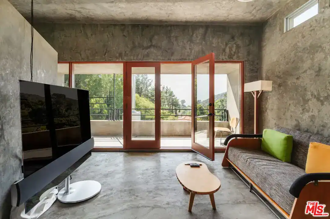 7017 Senalda Road Los Angeles CA 90068