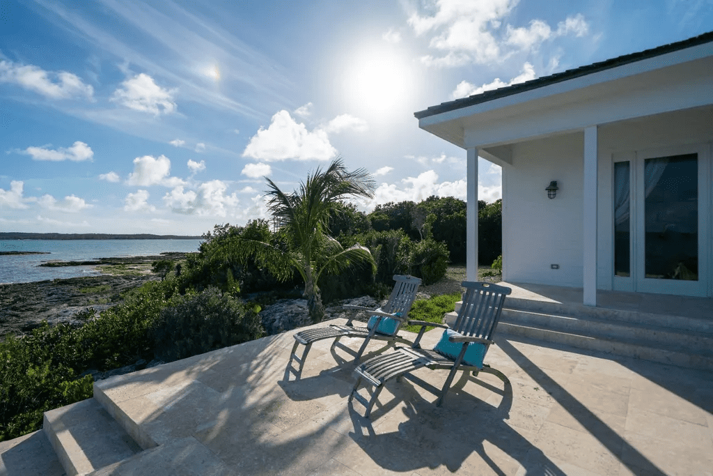 Crown Pigeon Island & Cays Eleuthera BS
