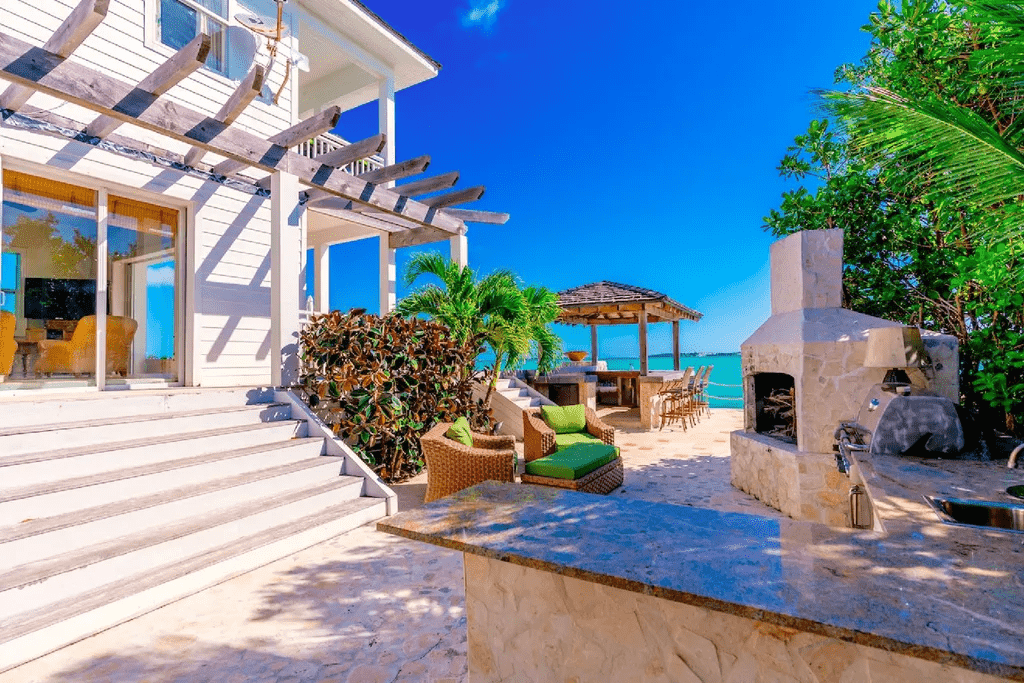 Crown Pigeon Island & Cays Eleuthera BS