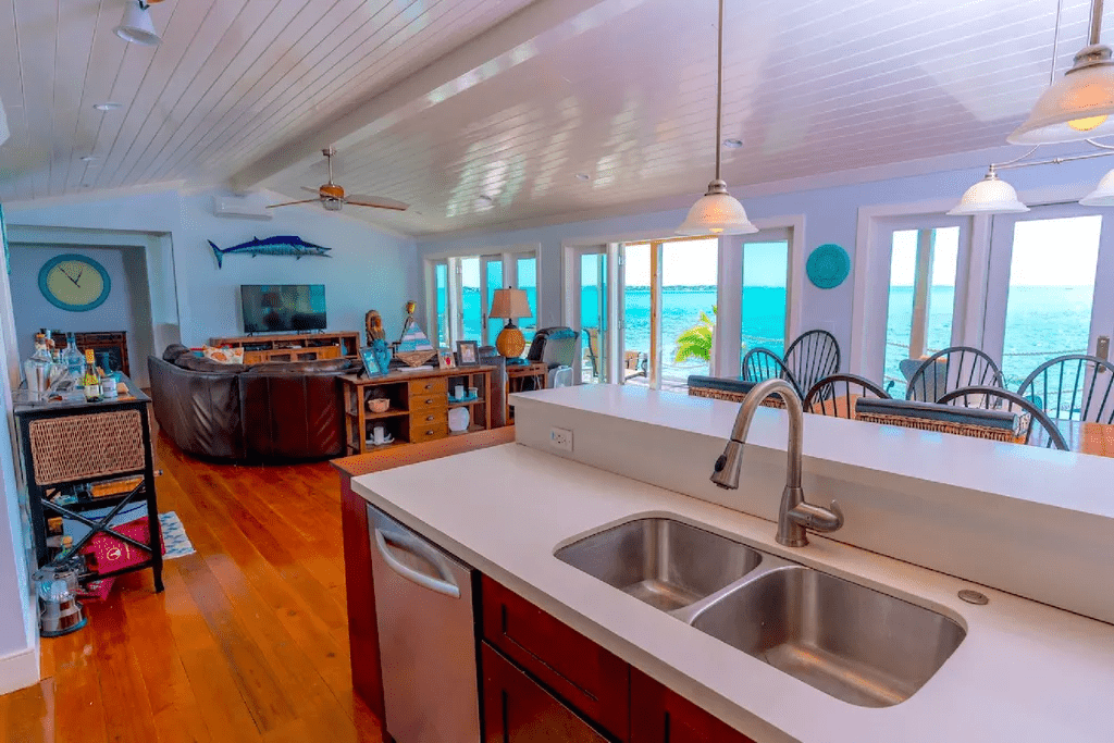 Crown Pigeon Island & Cays Eleuthera BS