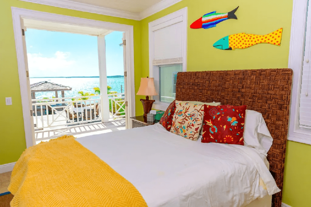 Crown Pigeon Island & Cays Eleuthera BS