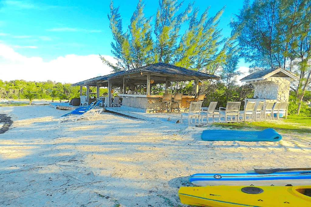 Crown Pigeon Island & Cays Eleuthera BS