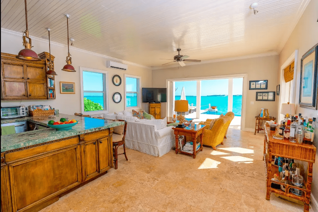 Crown Pigeon Island & Cays Eleuthera BS