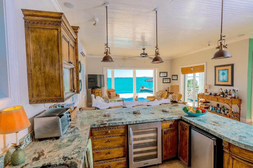 Crown Pigeon Island & Cays Eleuthera BS