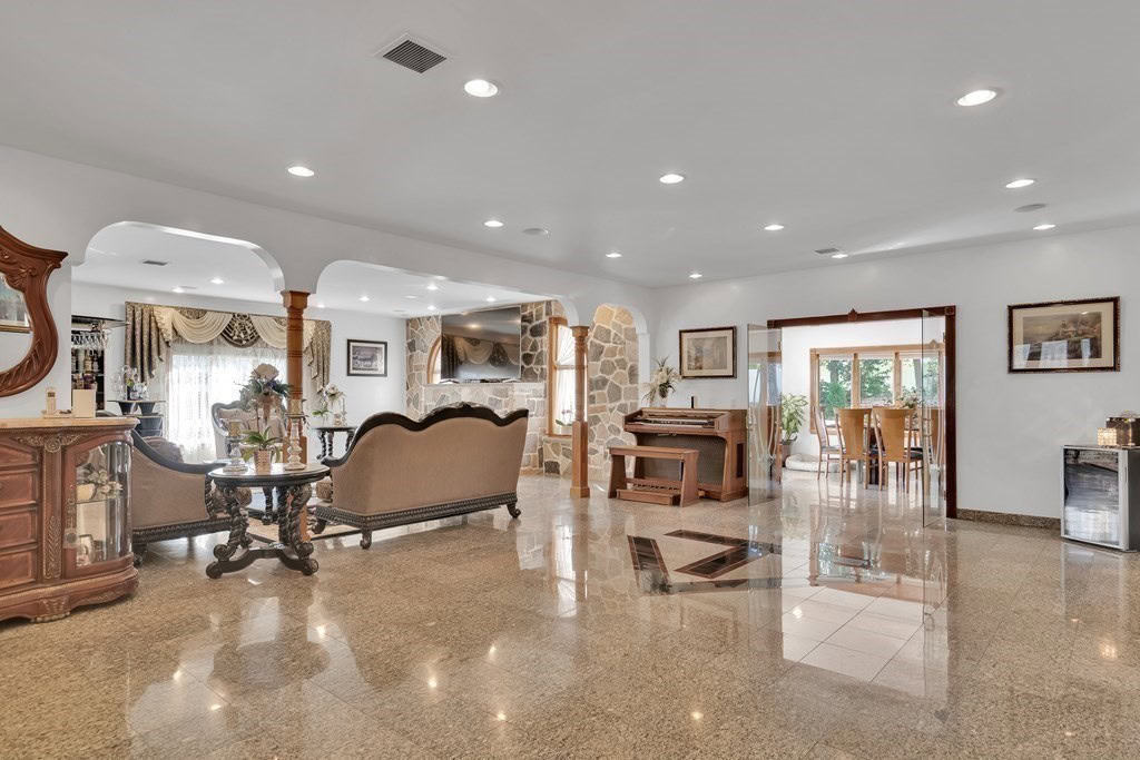40 Oak Stoneham MA 02180